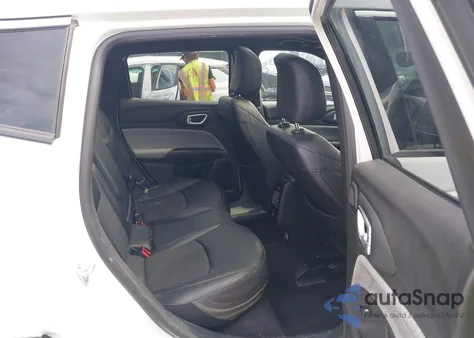 2024 Jeep Compass Latitude 4X4 z USA, uszkodzony, nr VIN 3C4NJDBN4RT103506